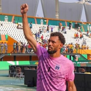Goleiro Vozinha comemorando com a torcida em jogo de futebol