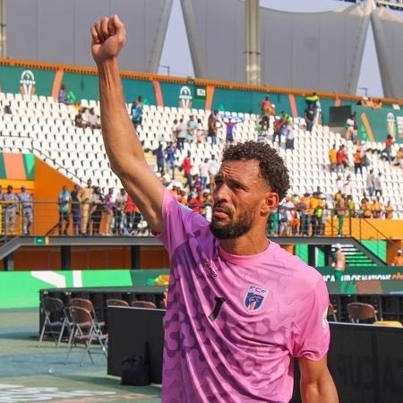 Goleiro Vozinha comemorando com a torcida em jogo de futebol