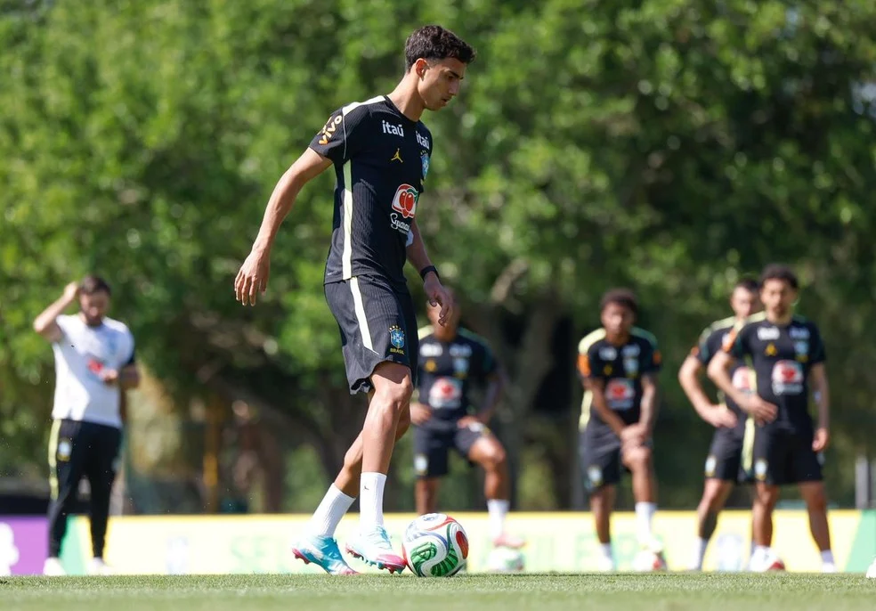 Vitor Reis com a camisa da Seleção