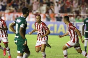 Caio Dantas comemora gol; Hélio dos Anjos no Náutico enfrenta o Goiás