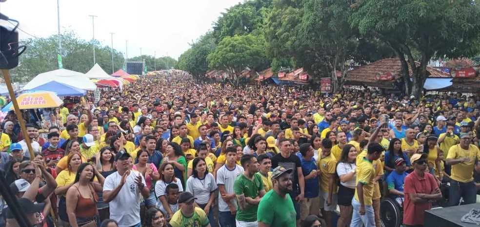 Telões em Macapá durante exibição do jogo do Brasil