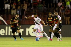 Sport e Atlético-GO em disputa na Ilha
