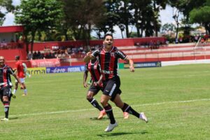 Pedro Tortello comemorando gol pelo Botafogo-SP