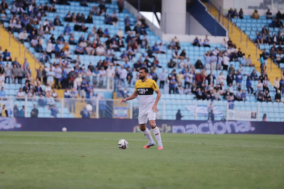 Luciano Castán em ação com a camisa do Criciúma