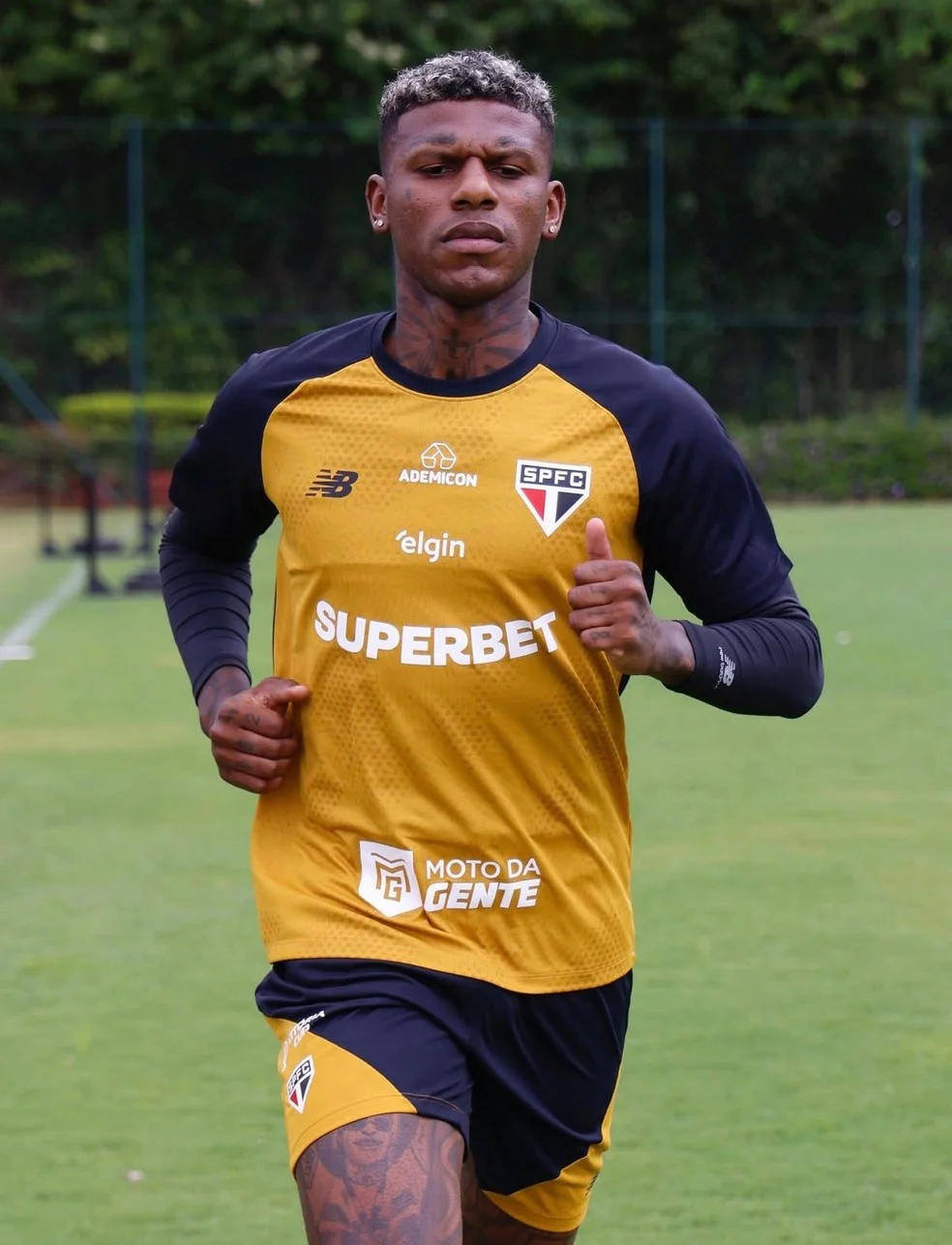 Arboleda em treino do São Paulo - retorno de Arboleda confirmado