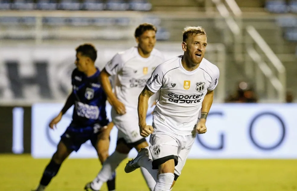 Pedro Henrique comemorando em Tirol x Ceará — Pedro Henrique