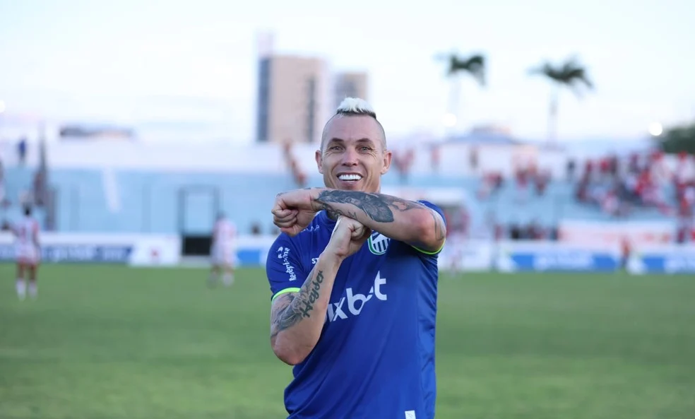 Marcelo Toscano comemorando com a camisa do Serra Branca