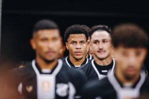 Lucas Lima em ação no meio-campo do Ceará