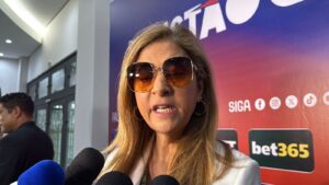 Clube Palmeiras em partida oficial com torcedores ao redor
