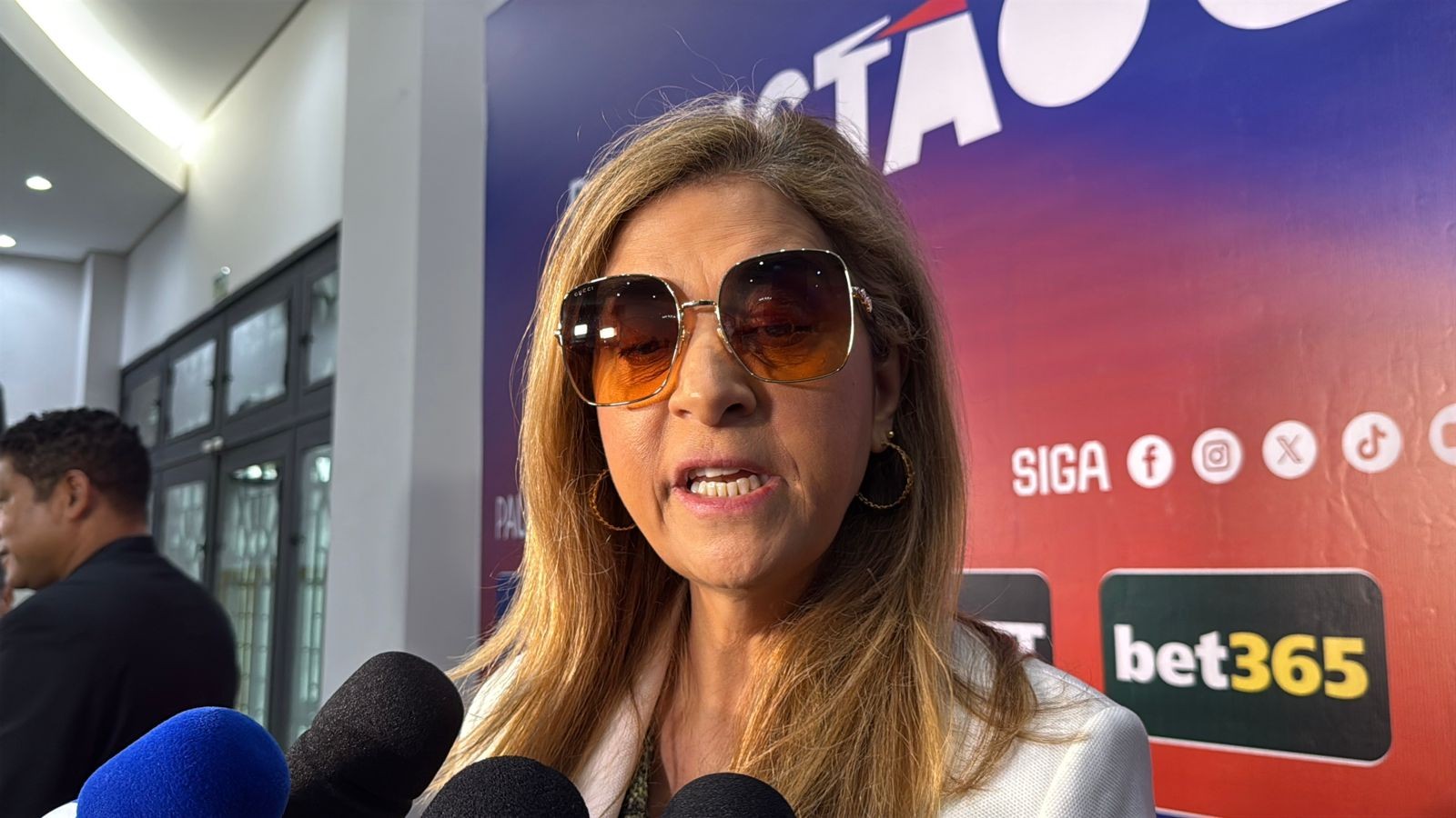 Clube Palmeiras em partida oficial com torcedores ao redor