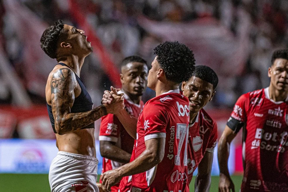 Gustavo Puskas em ação pelo Vila Nova