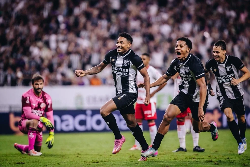 Fernandinho Mirassol em ação vestindo a camisa do Ceará