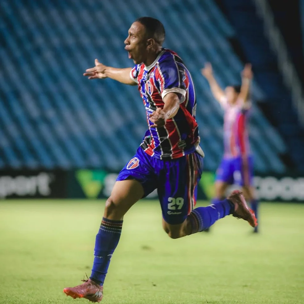 Felipe Cruz comemorando - Maranhão contra Maringá
