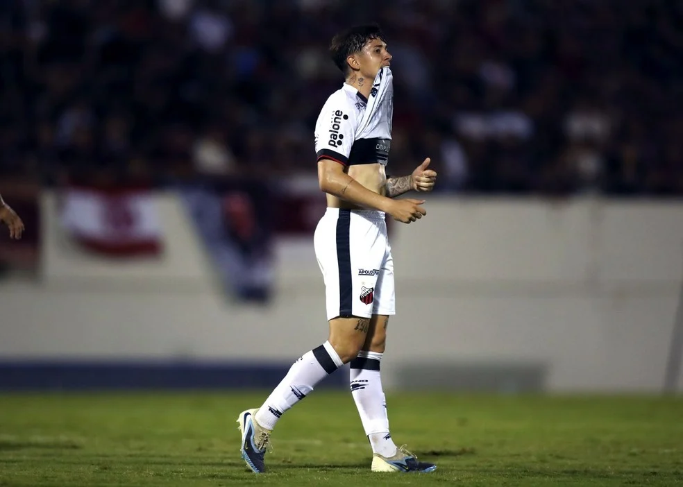 Gabriel Razera em ação — clima leve no Ituano durante a pausa