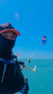 Júnior Pipoca praticando kitesurf em Fortaleza