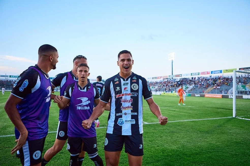 Alex Bruno comemorando gol pelo ASA