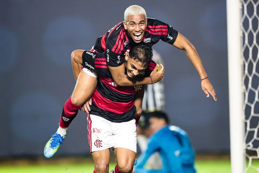 Jogador do sub-20 do Flamengo comemorando gol — Calendário do Flamengo