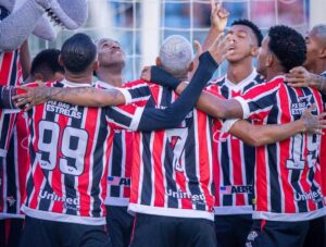Ferroviário Série D em ação contra Altos — jogada durante o Campeonato