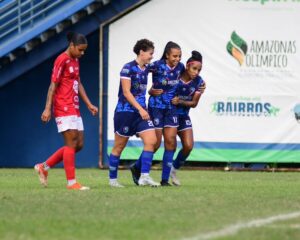 Jogadoras do 3B e Flamengo: 3B enfrenta Flamengo nas oitavas