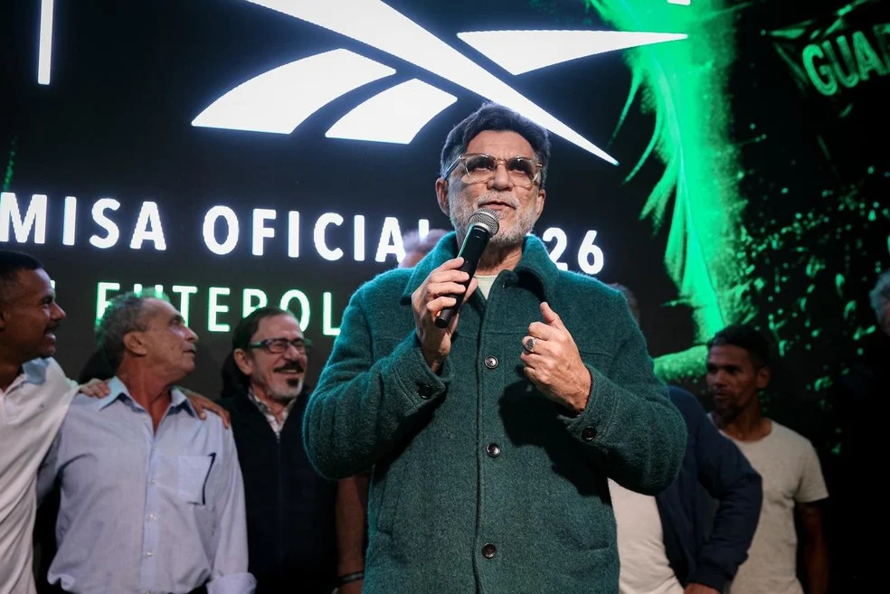 Ricardo Rocha paga dívida — Ricardo Rocha durante lançamento das camisas do Guarani