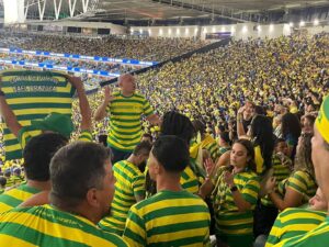 Torcida brasileira cantando no Maracanã