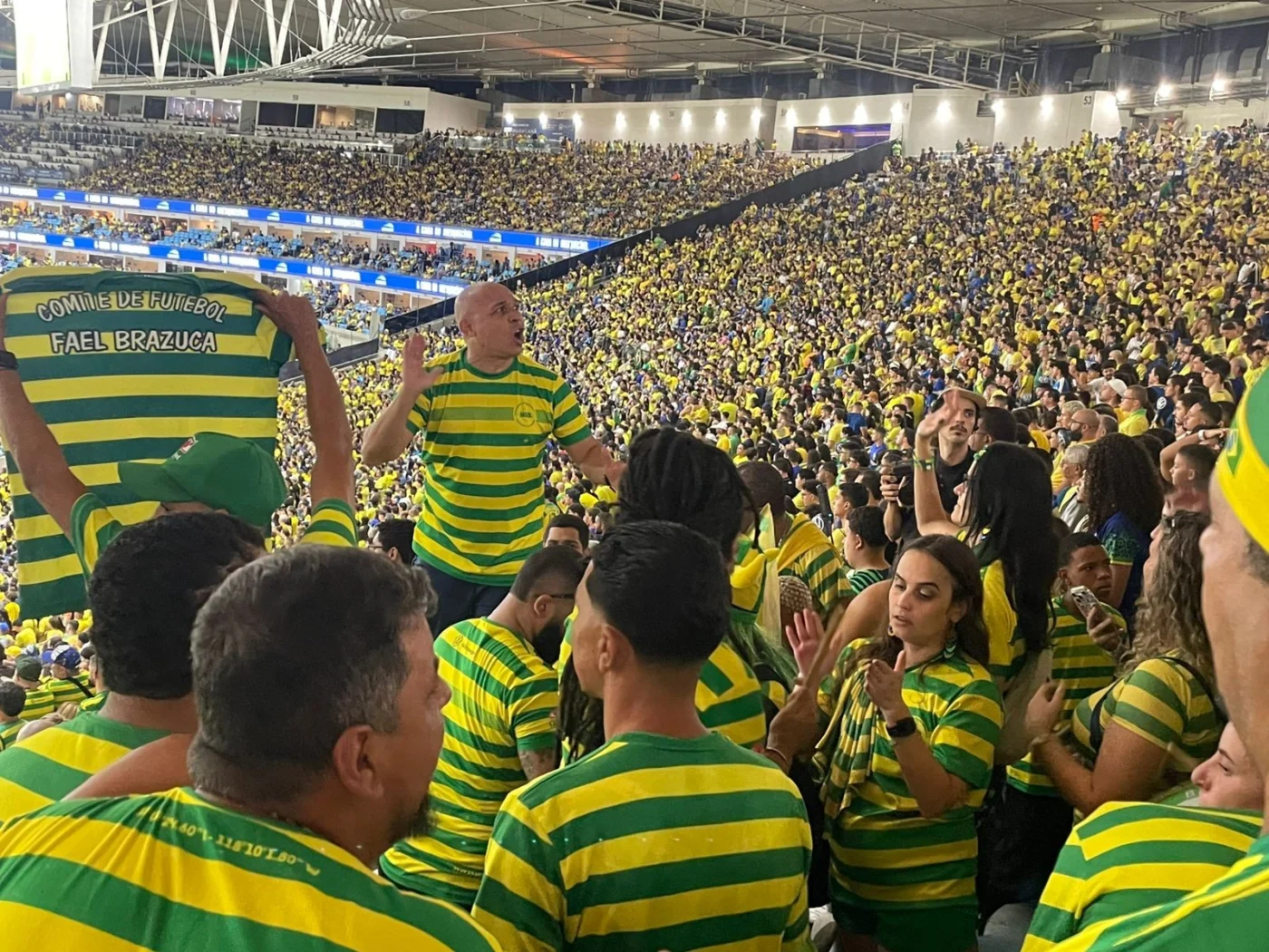 Torcida brasileira cantando no Maracanã