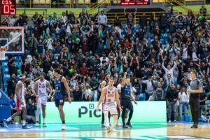 Partida de basquete entre Franca e Pinheiros no NBB