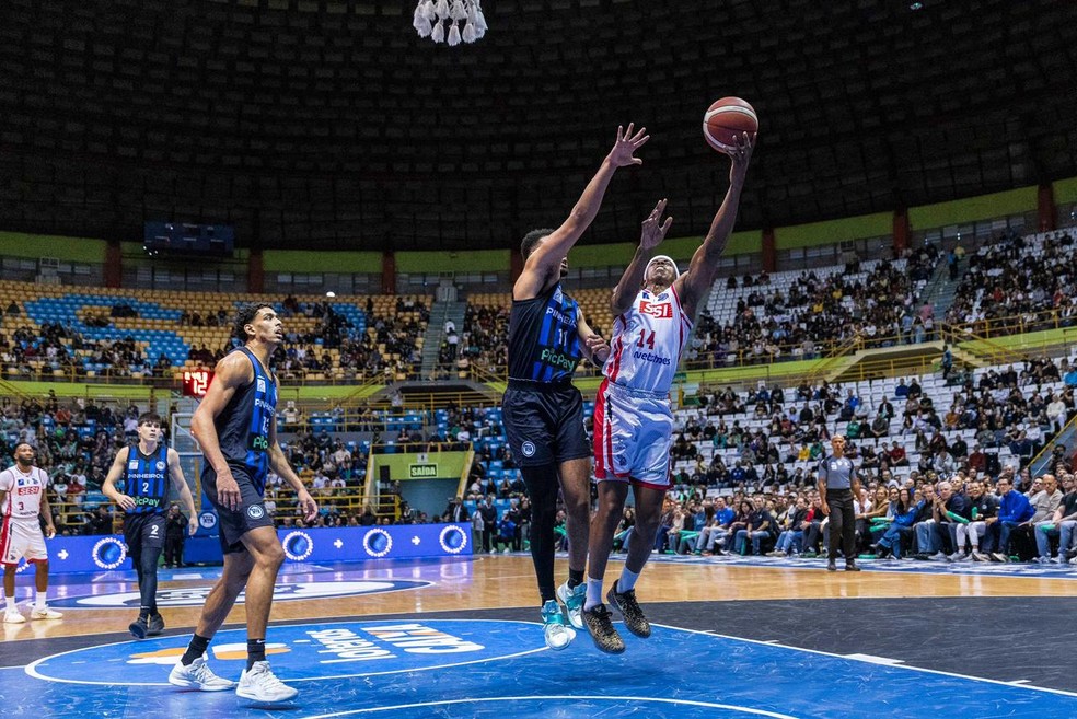 Georginho em ação no jogo em que Pinheiros vence Franca na final do NBB