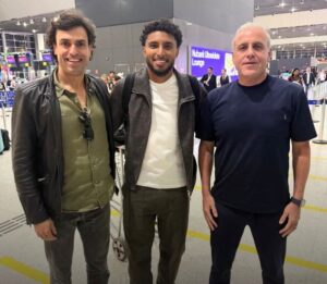 Éderson Manchester United ao lado dos empresários André Cury e Francisco Godoy
