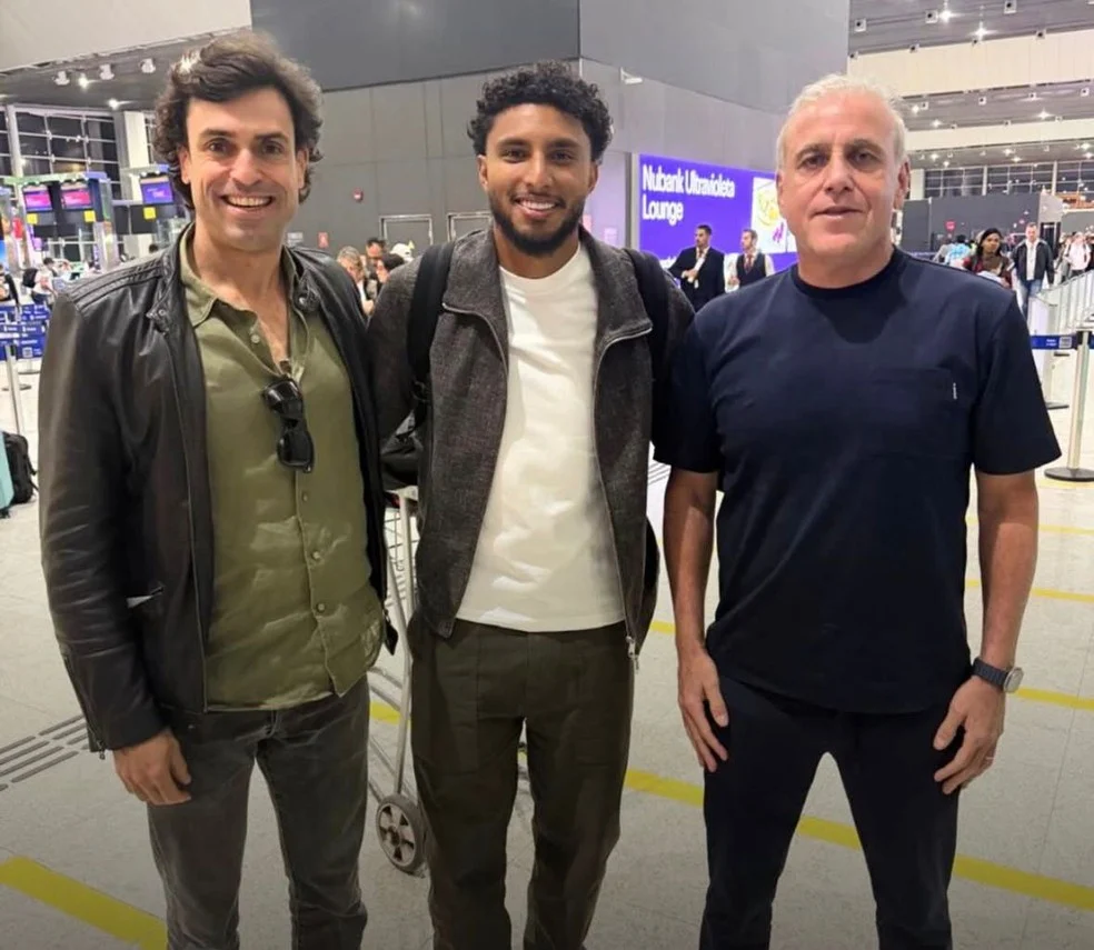 Éderson Manchester United ao lado dos empresários André Cury e Francisco Godoy