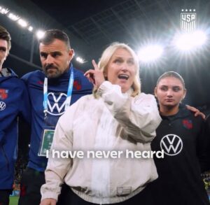 Emma Hayes diante da torcida na Neo Química