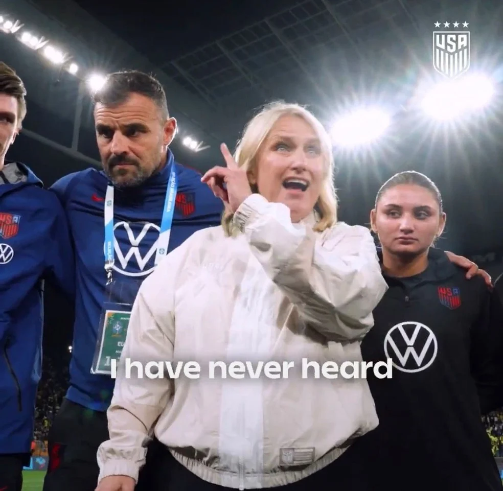 Emma Hayes diante da torcida na Neo Química