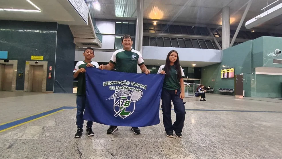 Crianças comemoram títulos no Badminton ribeirinhos Amazonas
