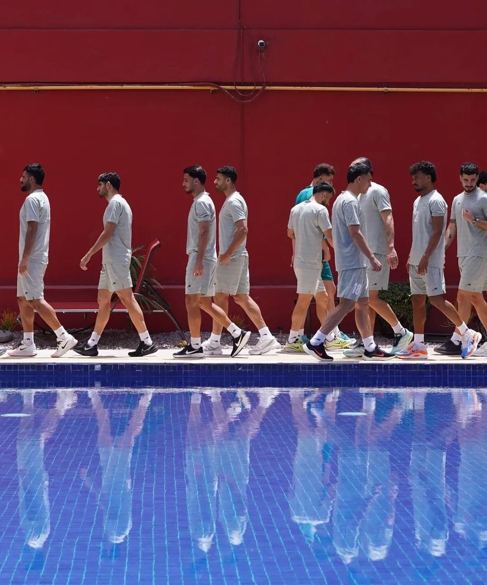 Jogadores do Irã em Tijuana treinando ao redor da piscina
