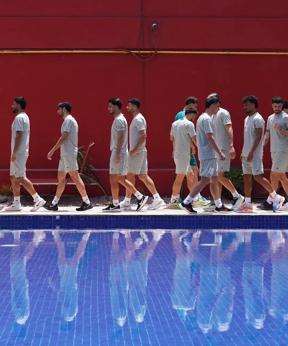 Jogadores do Irã em Tijuana treinando ao redor da piscina
