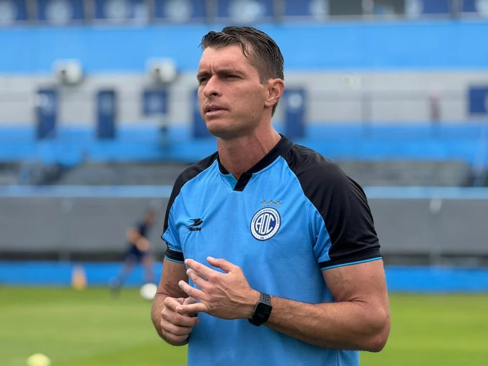 Thiago Gomes cobrando eficiência do ataque durante entrevista