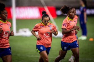 Marta durante treino no Castelão para amistoso no Castelão
