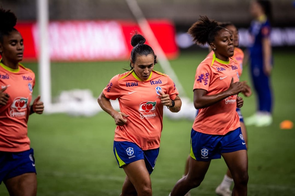 Marta durante treino no Castelão para amistoso no Castelão