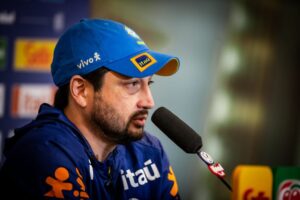 Arthur Elias durante coletiva antes de Brasil x Estados Unidos