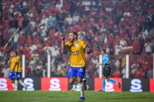 Willian Formiga imobilizado e saindo de ambulância após choque de cabeça