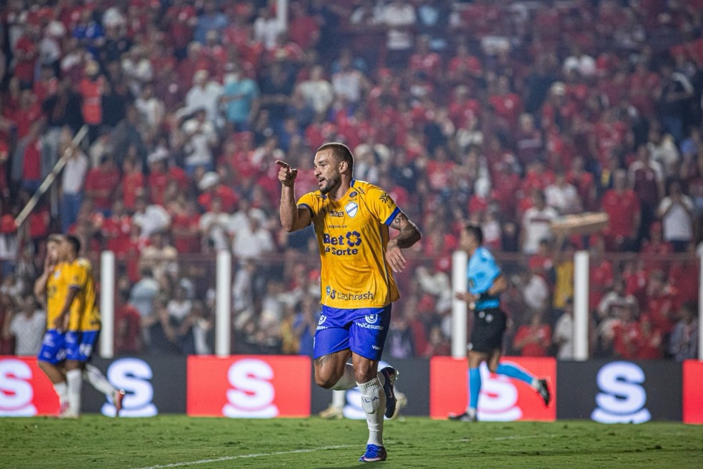 Willian Formiga imobilizado e saindo de ambulância após choque de cabeça