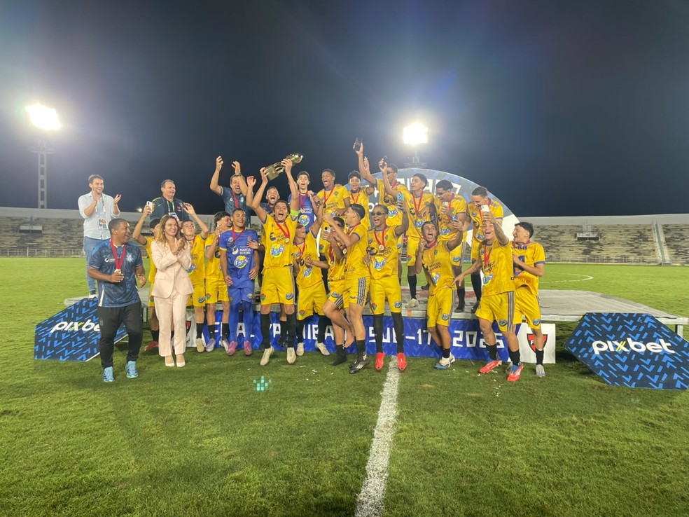 Jogadores da Liga de Sousa comemoram o título do Paraibano Sub-17 2026