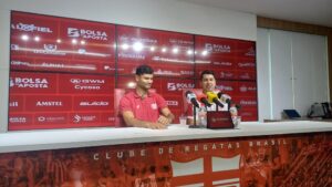 Gum no CRB durante apresentação no Ninho do Galo