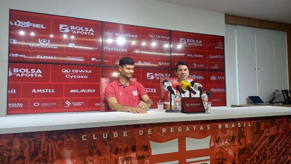 Gum no CRB durante apresentação no Ninho do Galo