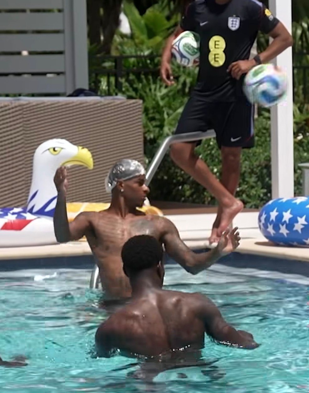 Marcus Rashford com touca de banho na piscina