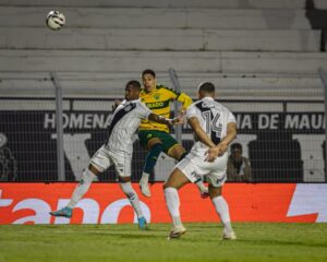 Cuiabá vence Ponte Preta: comemoração dos jogadores