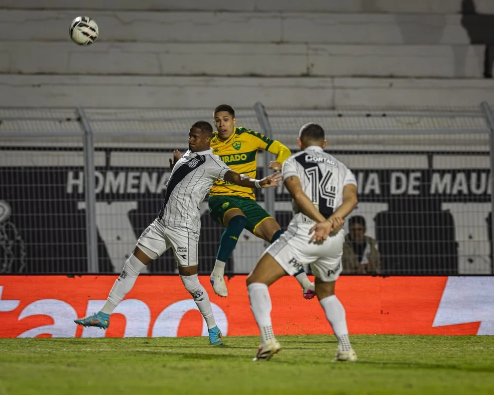 Cuiabá vence Ponte Preta: comemoração dos jogadores