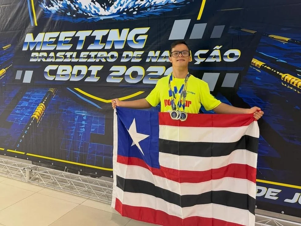Davi Hermes competindo em prova de borboleta — Davi Hermes