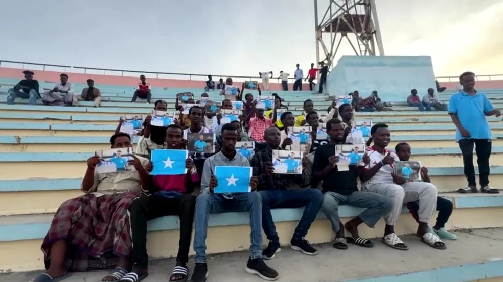 Torcedores homenageiam árbitro somali Omar Abdulkadir Artan na Somália