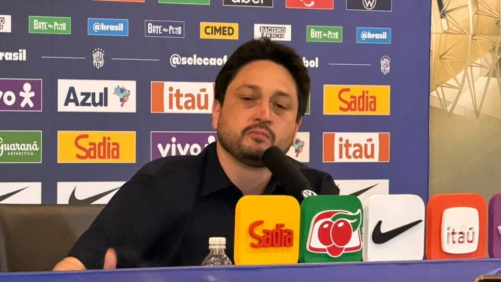 Arbitragem Brasil x EUA: Arthur Elias gesticula na beira do campo